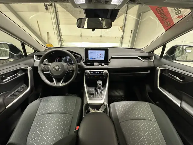 2025 Toyota RAV4 XLE - Sunroof - Power Liftgate - Photo 11