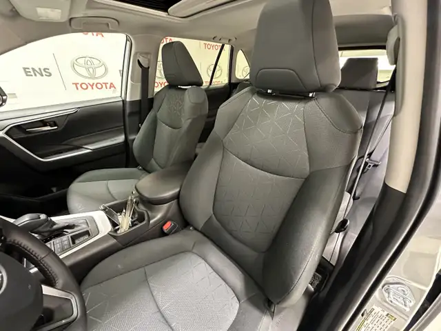 2025 Toyota RAV4 XLE - Sunroof - Power Liftgate - Photo 19