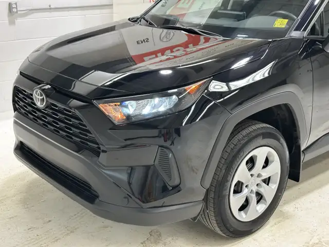 2025 Toyota RAV4 LE - Heated Seats - Apple CarPlay - Photo 3
