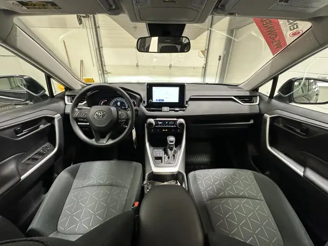 2025 Toyota RAV4 LE - Heated Seats - Apple CarPlay - Photo 11