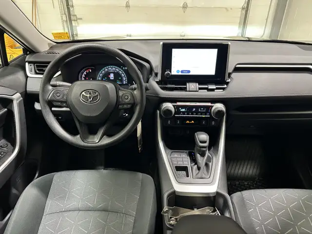 2025 Toyota RAV4 LE - Heated Seats - Apple CarPlay - Photo 12
