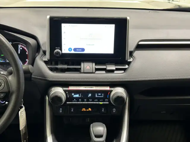 2025 Toyota RAV4 LE - Heated Seats - Apple CarPlay - Photo 14