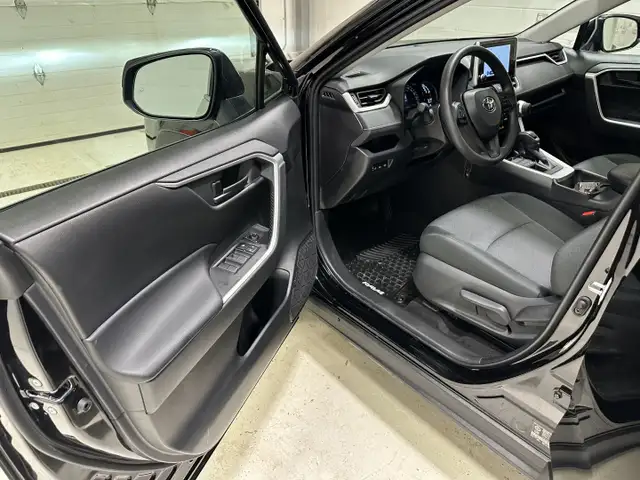 2025 Toyota RAV4 LE - Heated Seats - Apple CarPlay - Photo 16