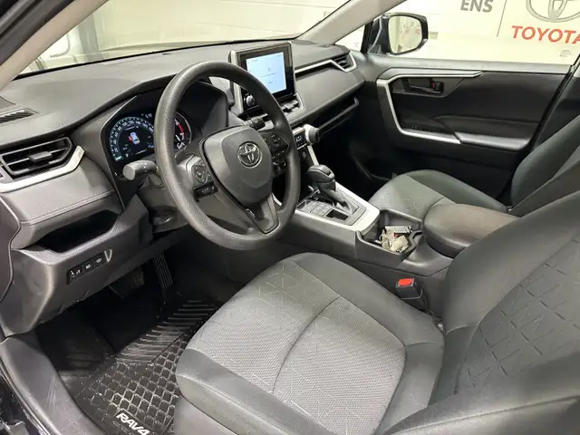 2025 Toyota RAV4 LE - Heated Seats - Apple CarPlay - Photo 17