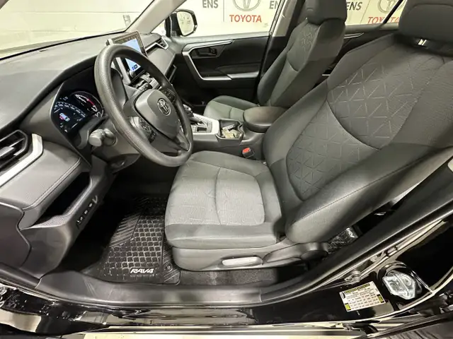 2025 Toyota RAV4 LE - Heated Seats - Apple CarPlay - Photo 18