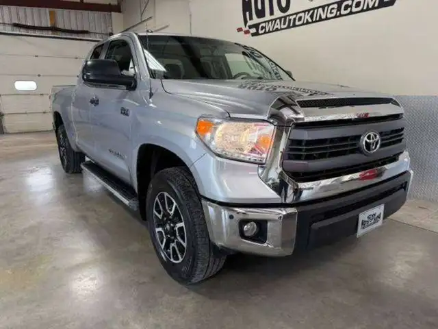 2015 Toyota Tundra SR5 / 4x4 / Stunning Original Condition - Photo 2