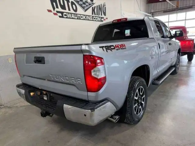 2015 Toyota Tundra SR5 / 4x4 / Stunning Original Condition - Photo 3