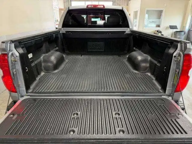 2015 Toyota Tundra SR5 / 4x4 / Stunning Original Condition - Photo 6
