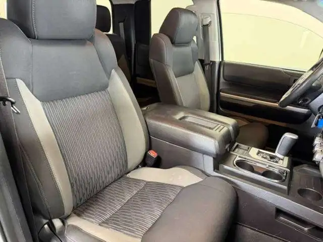 2015 Toyota Tundra SR5 / 4x4 / Stunning Original Condition - Photo 8