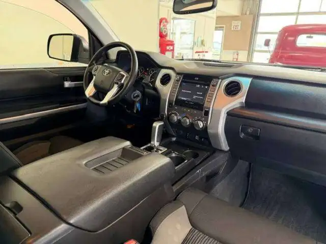 2015 Toyota Tundra SR5 / 4x4 / Stunning Original Condition - Photo 9