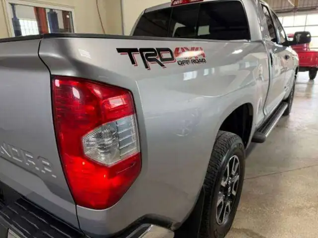 2015 Toyota Tundra SR5 / 4x4 / Stunning Original Condition - Photo 28