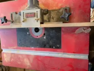 Freud Router with Bit Set and Cutting Table - Photo 3