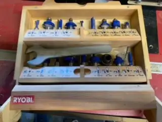 Freud Router with Bit Set and Cutting Table - Photo 5