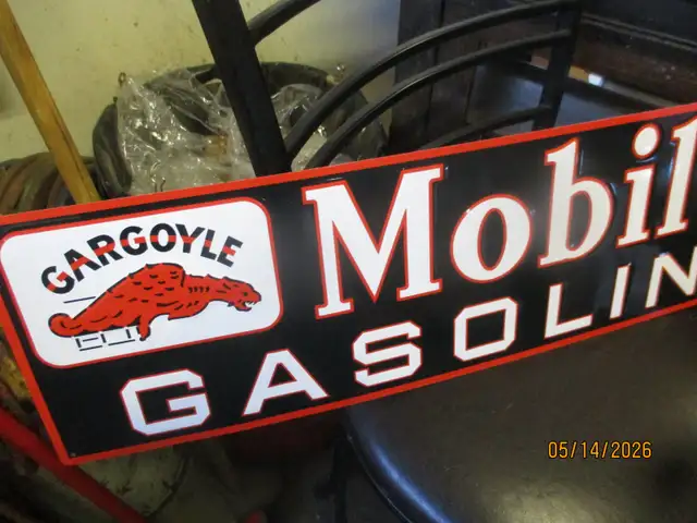 GARGOYLE MOBILOILS EMBOSSED TIN GASOLINE MANCAVE SIGN $80 - Photo 2
