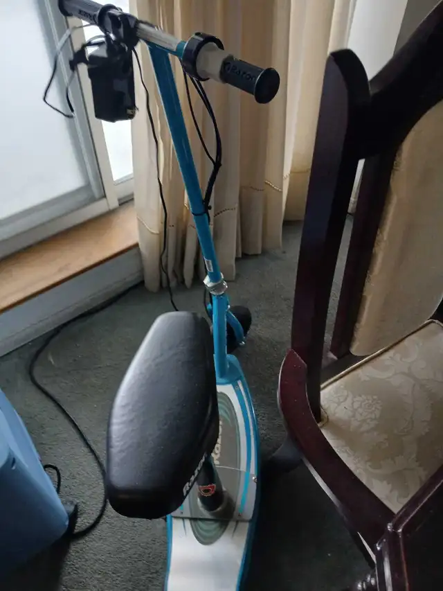 Razor Scooter with charger and seat - Photo 2