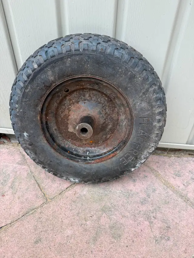 Wheelbarrow FlatFree Tire