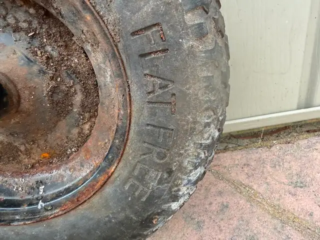 Wheelbarrow FlatFree Tire - Photo 2