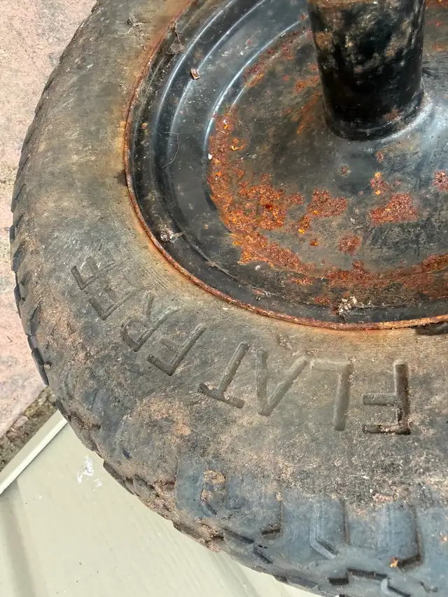 Wheelbarrow FlatFree Tire - Photo 3