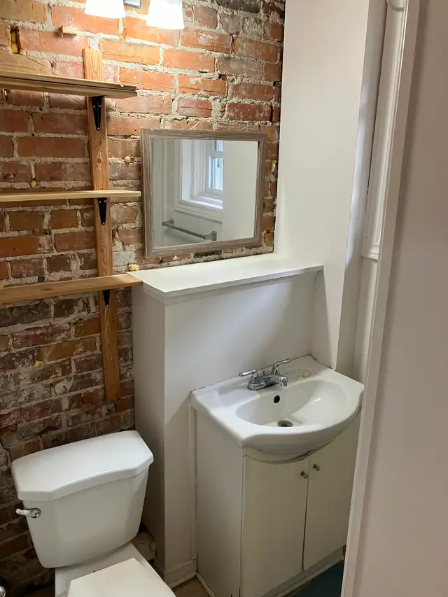 Sandy Hill Bachelor/Studio Apartment for Rent (288 Daly Ave) - Photo 9