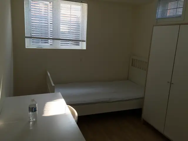 rooms for rent at York University village - Photo 9