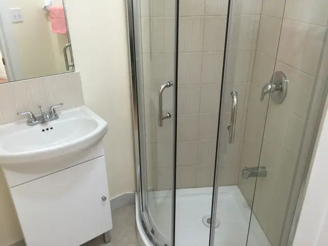 rooms for rent at York University village - Photo 10