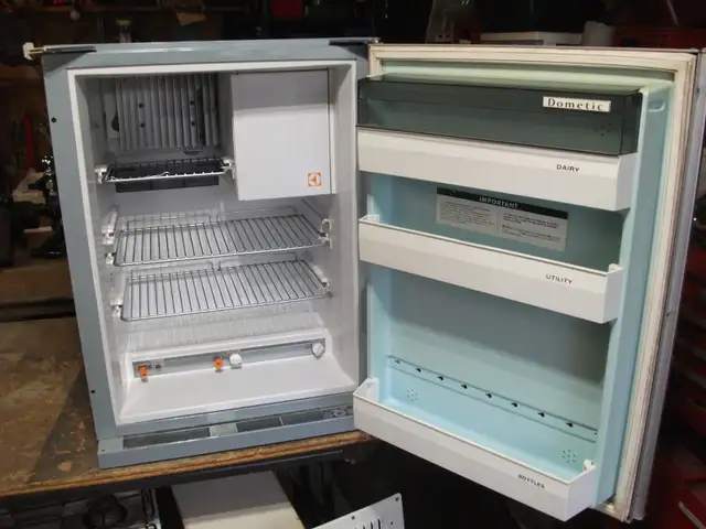 PROPANE - ELECTRIC FRIDGE - Photo 2