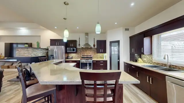 Beautiful 5 bedroom 3 bath home in Landmark - Photo 3