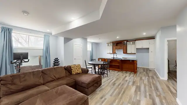 Beautiful 5 bedroom 3 bath home in Landmark - Photo 5