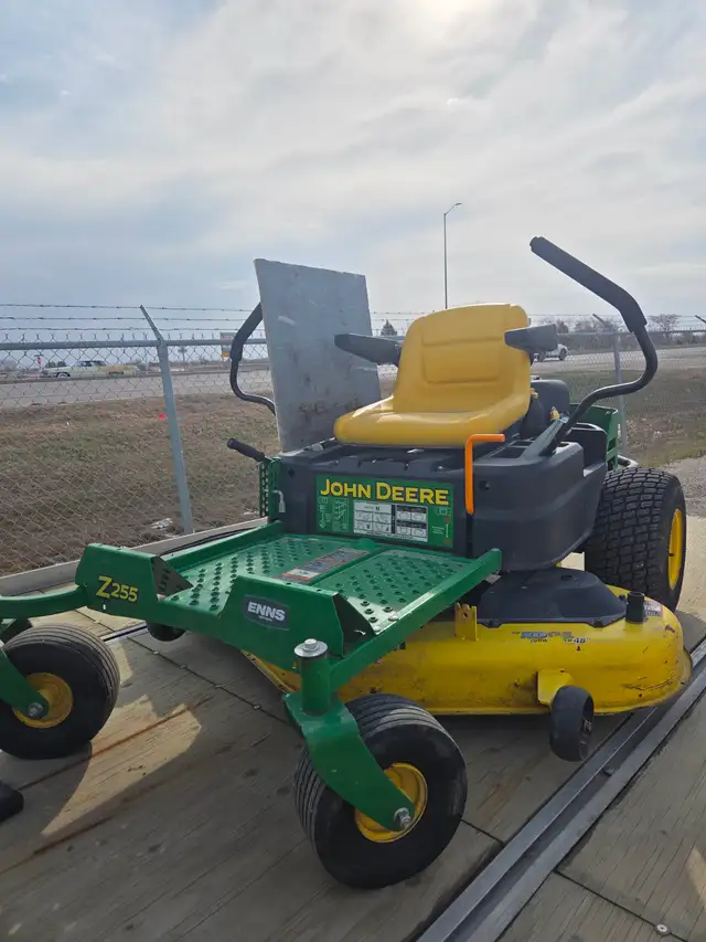 2015 John Deere Riding Mower Z255