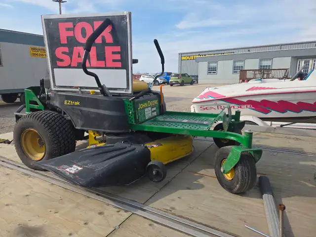 2015 John Deere Riding Mower Z255 - Photo 2