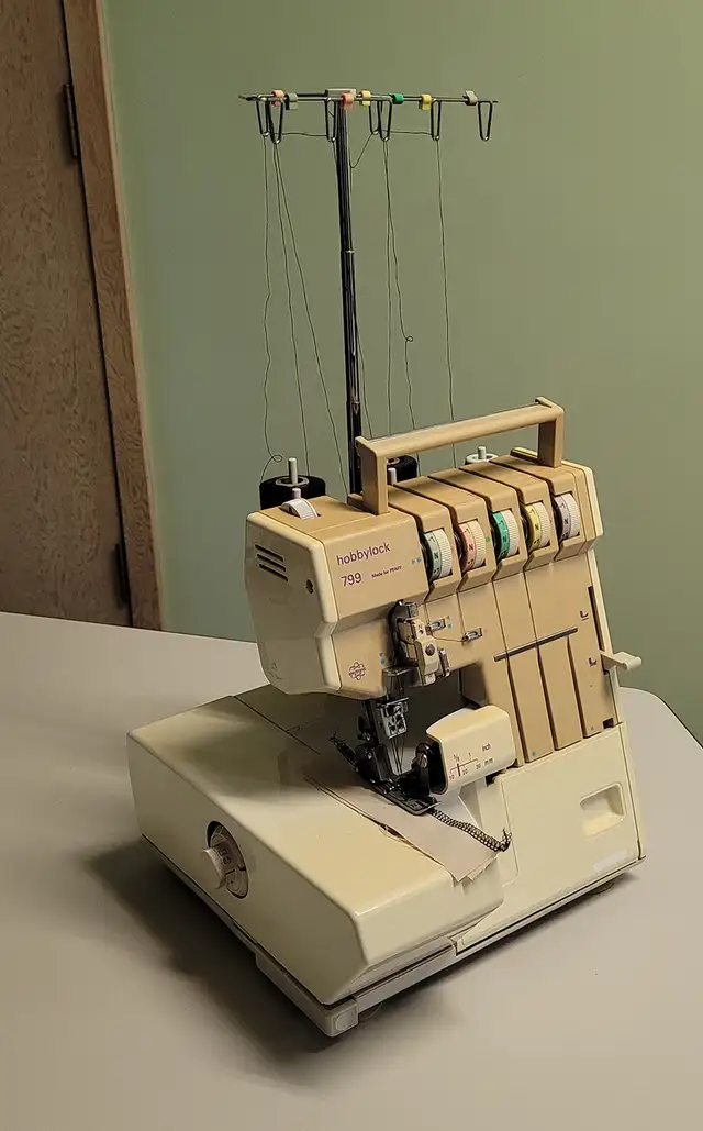 hobbylock serger - Photo 2
