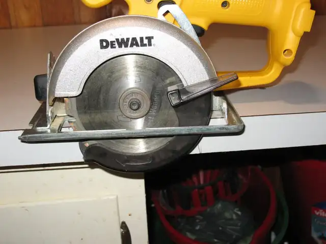 4 DeWalt 12 Volt Cordless : Drill, Cir. Saw, Charger, Battery - Photo 2