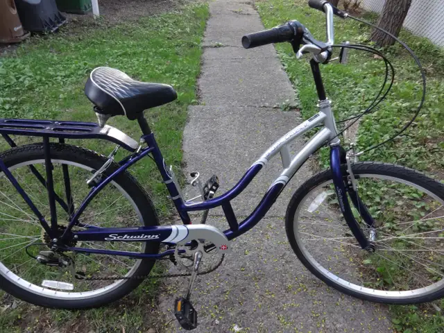 VÉLO SCHWINN, HYBRIDE, 6 VITESSES. 26 POUCES, FEMMES. PROPRE.