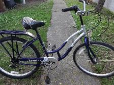 VÉLO SCHWINN, HYBRIDE, 6 VITESSES. 26 POUCES, FEMMES. PROPRE.