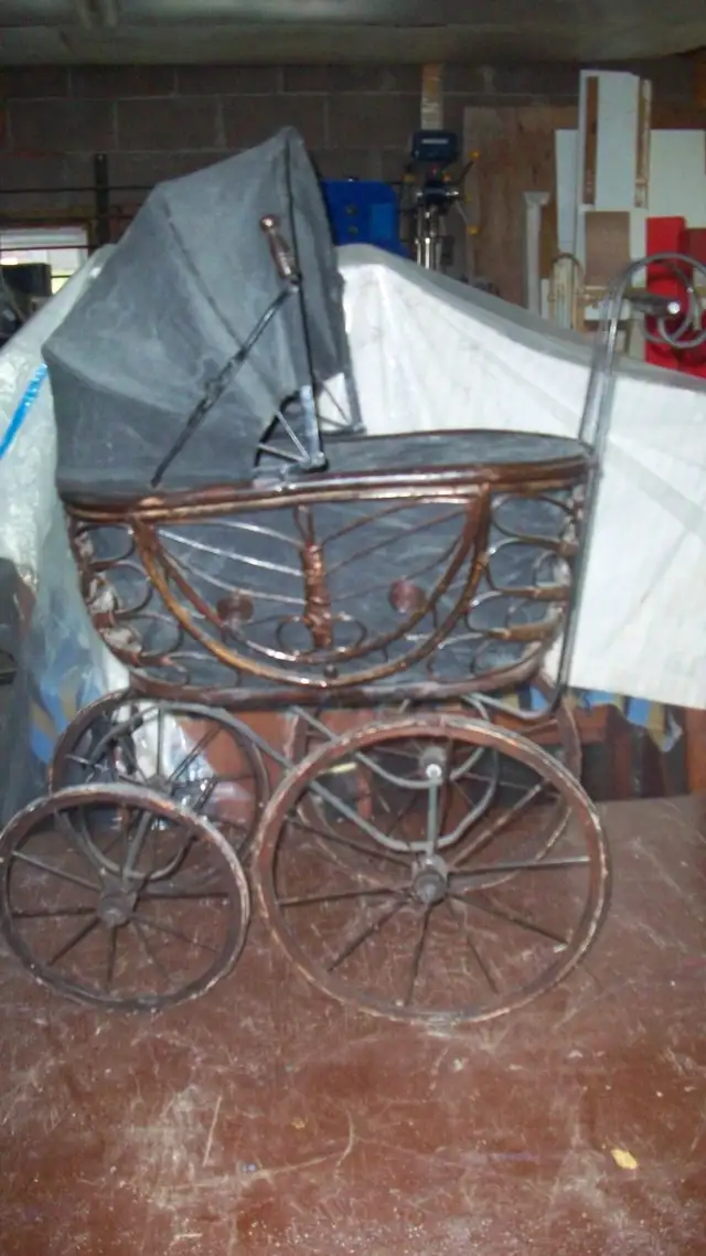 CAROSSE DE POUPÉE ANTIQUE