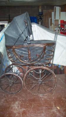 CAROSSE DE POUPÉE ANTIQUE