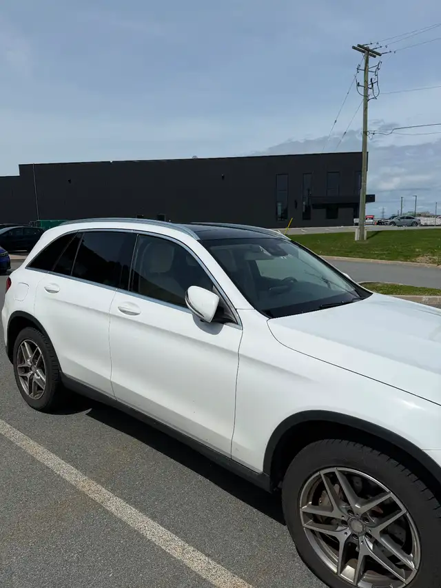 2016 Mercedes-Benz GLC300 - Photo 2