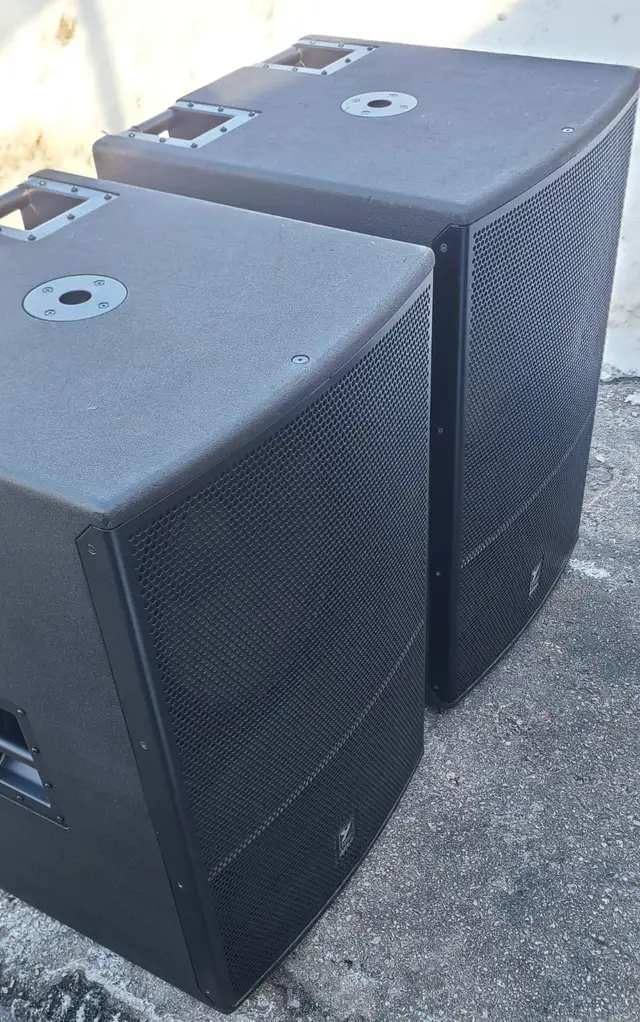 PAIR Yorkville ES18P 1600 Watt 3200 peak Powered Subwoofer 18'