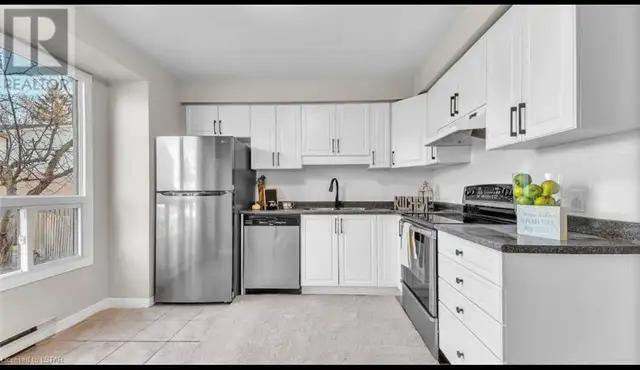 3 bedroom, 1.5 bathroom townhouse, available June 1st! - Photo 2