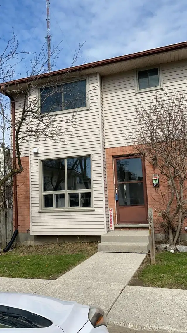 3 bedroom, 1.5 bathroom townhouse, available June 1st! - Photo 8