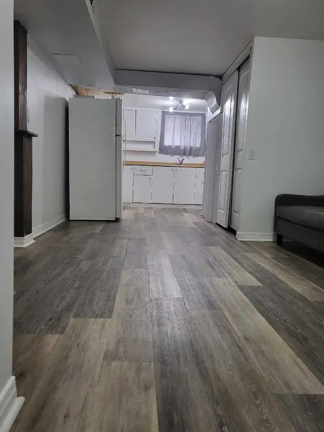 Bright 1-BR Bsmt Apt – All Utilities & Parking Incl. - Photo 2