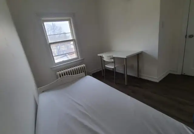Bloor, Christie @ Ossington TTC, Room 2nd Flr Rent - 2Min to TTC - Photo 4