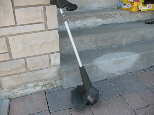 Black and Decker Corded Grass Trimmer - Photo 6