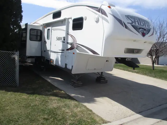 2010 Sabre 5th wheel camper