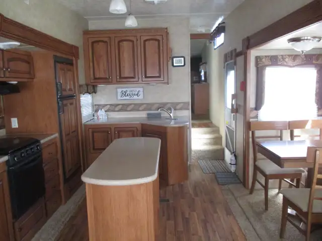 2010 Sabre 5th wheel camper - Photo 2