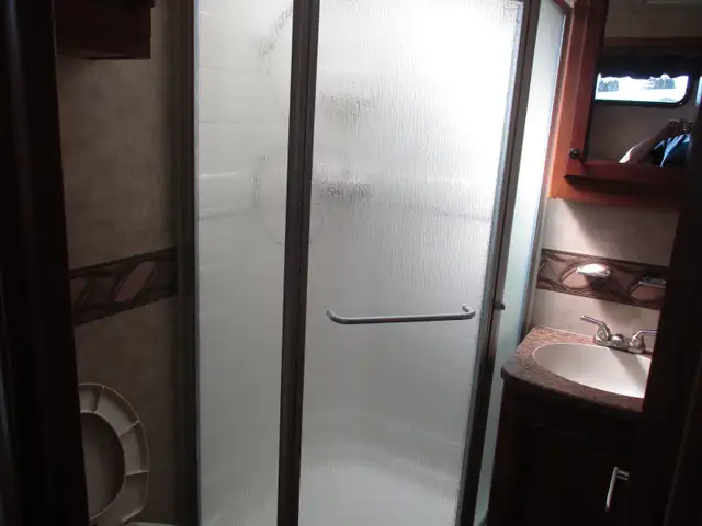 2010 Sabre 5th wheel camper - Photo 3