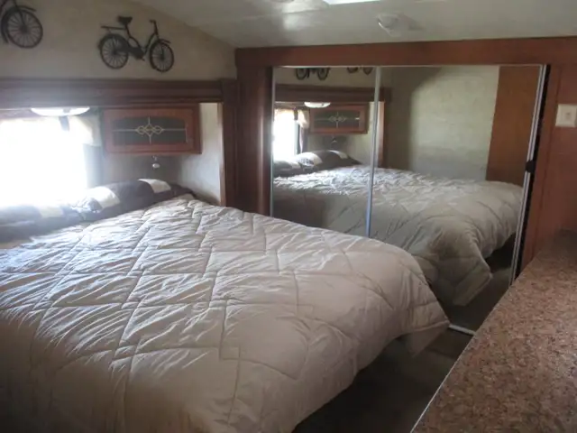 2010 Sabre 5th wheel camper - Photo 4