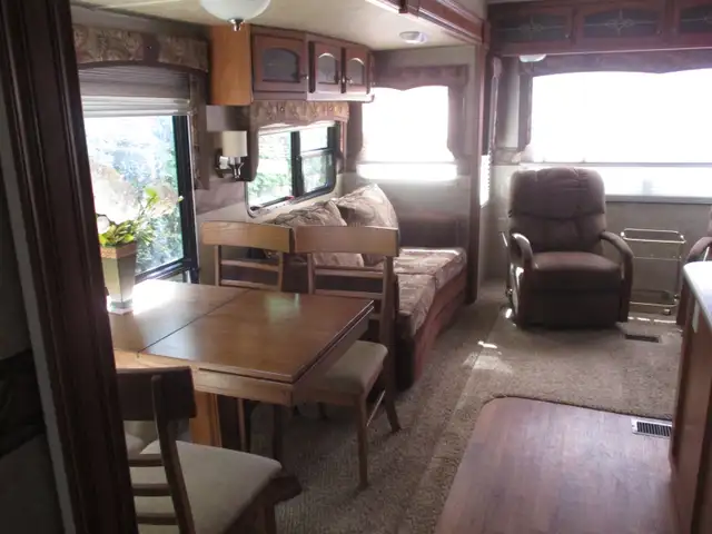 2010 Sabre 5th wheel camper - Photo 5