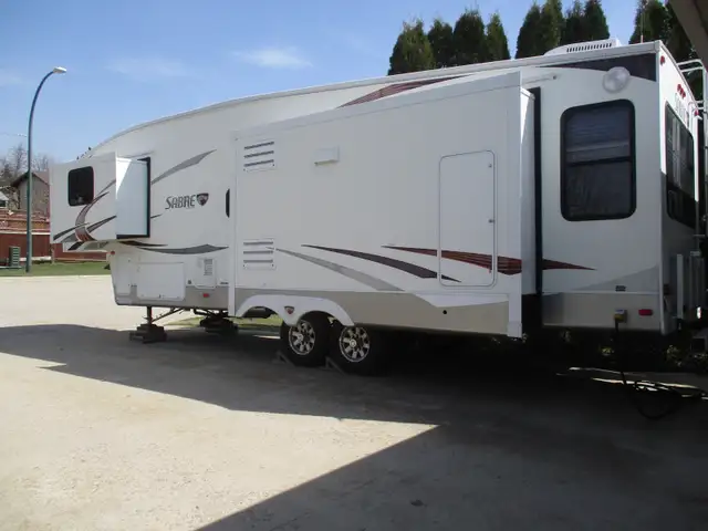 2010 Sabre 5th wheel camper - Photo 6