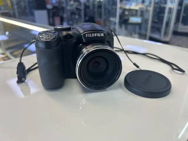 Fujifilm Finepix s1800 12.2MP digital camera